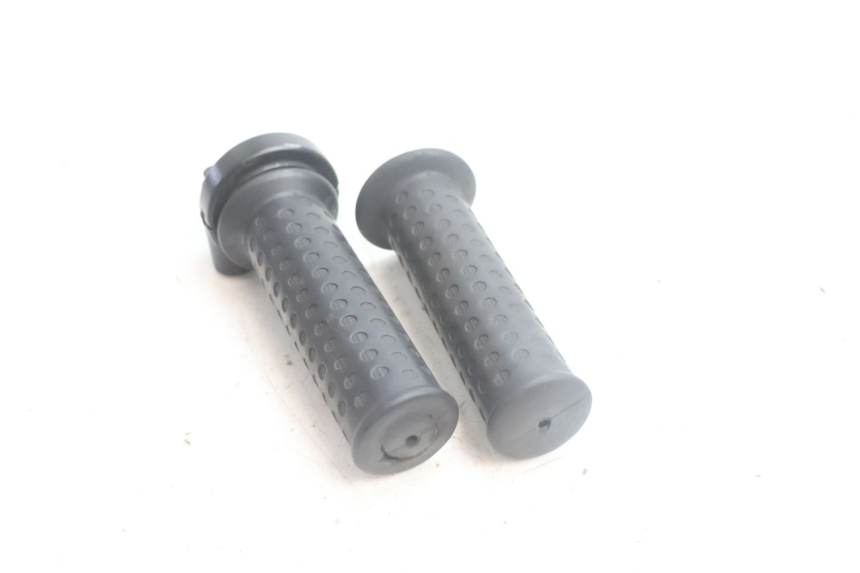 photo de THROTTLE GRIP PIAGGIO ZIP IGET 4T 50 (2021 - 2023) - Zoom on usage condition