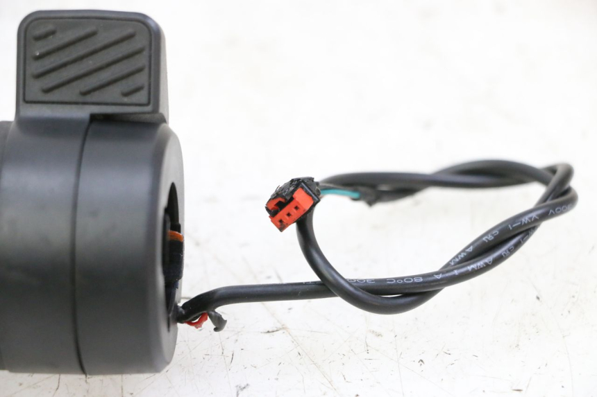 photo de THROTTLE GRIP SEGWAY NINEBOT ZT3 PRO 1 - Surface and material condition