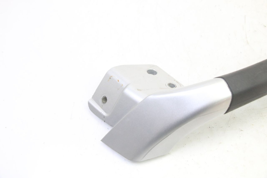 photo de RIGHT REAR HANDLEBAR PIAGGIO MP3 RL 250 (2006 - 2010) - Zoom on usage condition