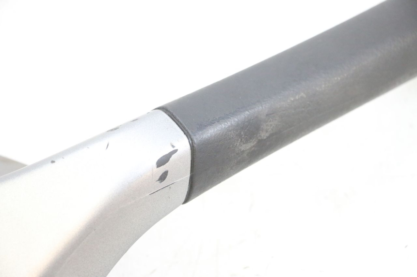 photo de RIGHT GRAB RAIL  PIAGGIO MP3 125 (2006 - 2014) - Fixing points details