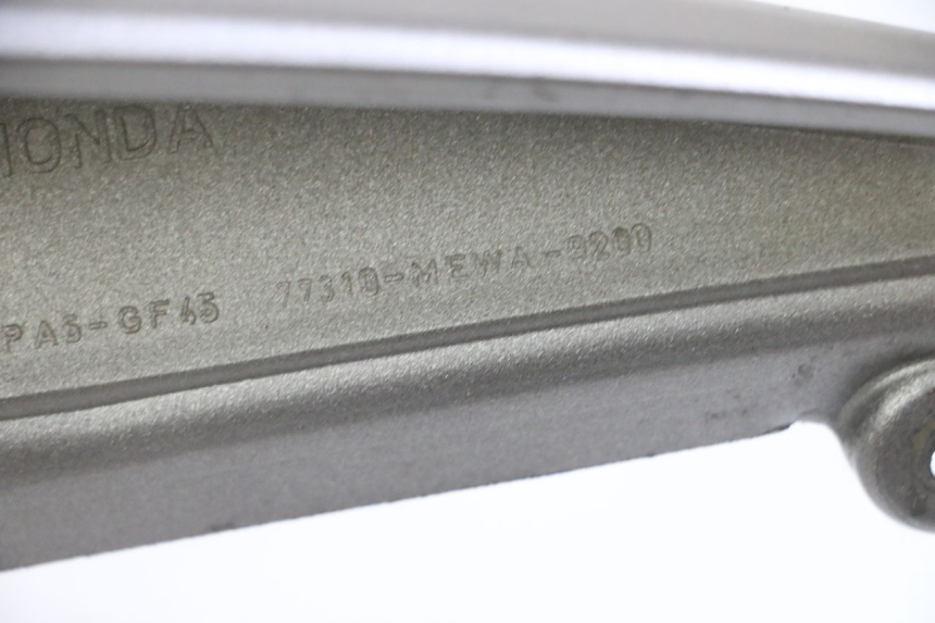 photo de RIGHT GRAB RAIL  HONDA NTV DEAUVILLE ABS 700 (2007 - 2016) - Zoom on usage condition