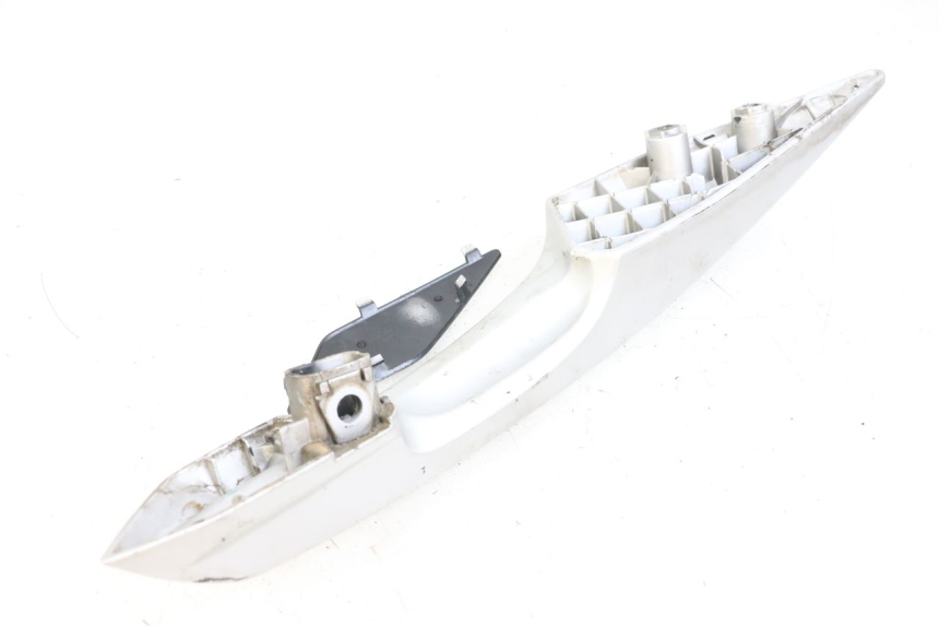 photo de RIGHT GRAB RAIL  PEUGEOT SATELIS 125 (2010 - 2012) - Zoom on usage condition