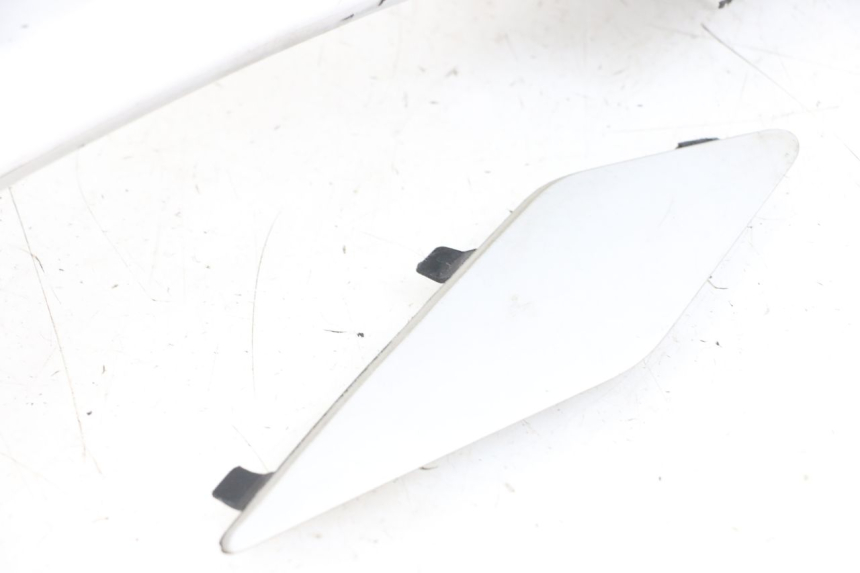 photo de RIGHT GRAB RAIL  PEUGEOT SATELIS 125 (2010 - 2012) - Fixing points details