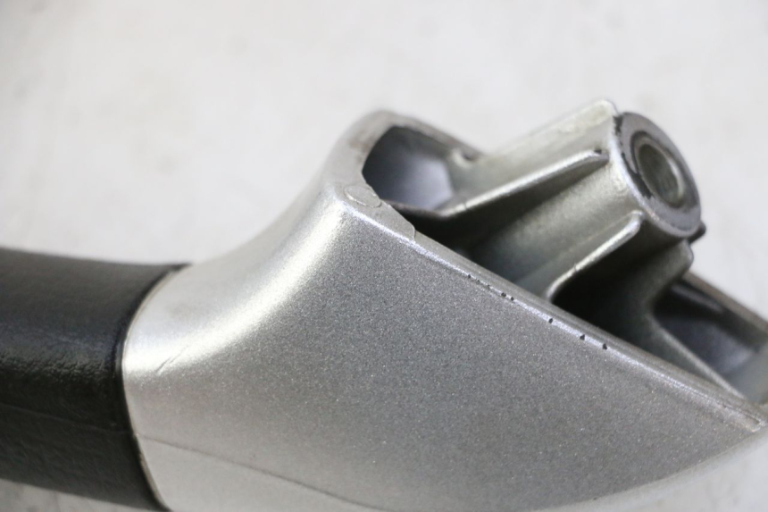 photo de LEFT GRAB RAIL  PIAGGIO MP3 RL 250 (2006 - 2010) - Zoom on usage condition