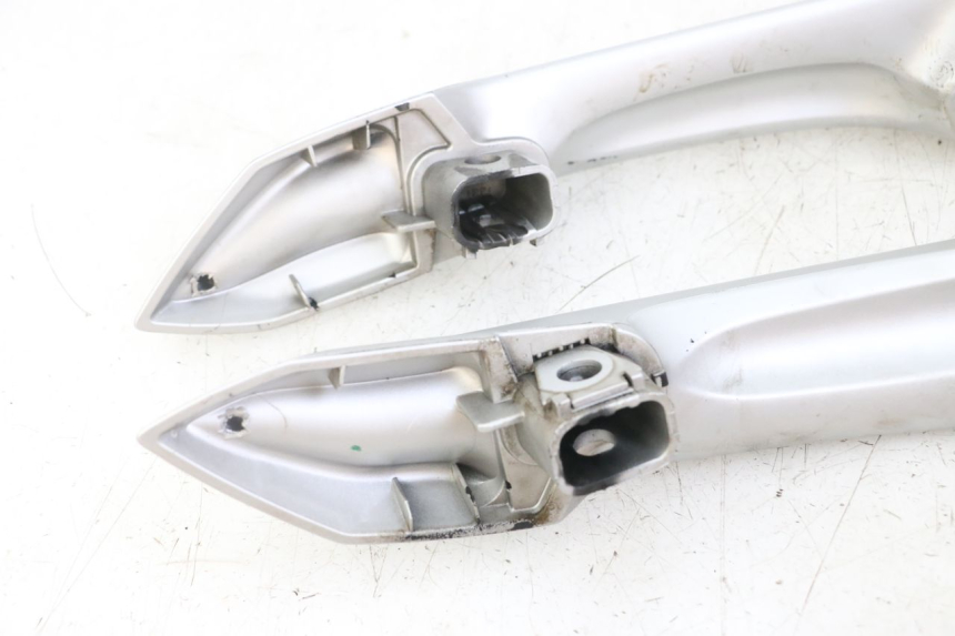 photo de REAR HANDLEBARS PEUGEOT SATELIS 125 (2010 - 2012) - Zoom on usage condition