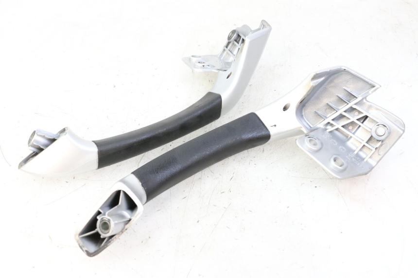 photo de REAR HANDLEBARS PIAGGIO MP3 LT 400 (2007 - 2012) - Zoom on usage condition