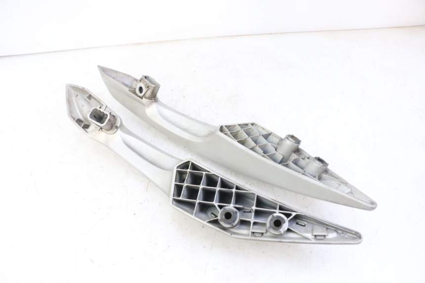 photo de GRAB RAIL PEUGEOT SATELIS 125 (2013 - 2018) - Zoom on usage condition