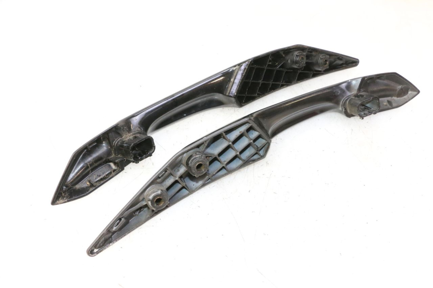 photo de GRAB RAIL PEUGEOT SATELIS 125 (2013 - 2018) - Zoom on usage condition