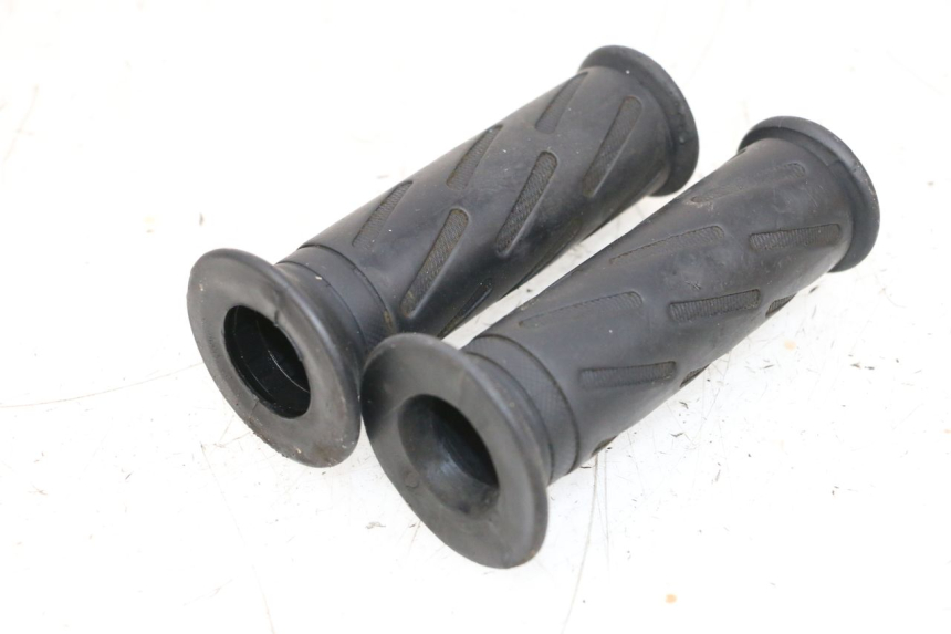 photo de HANDLEBAR GRIP PEUGEOT KISBEE 4T 50 (2018 - 2022) - Zoom on usage condition