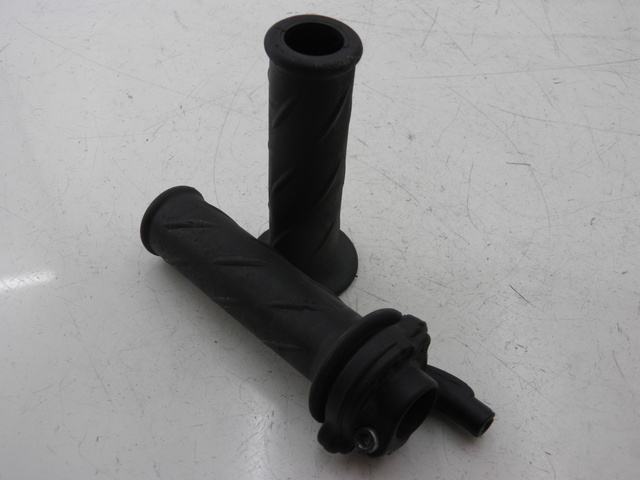 photo de HANDLEBAR GRIP PIAGGIO BEVERLY 125 (1998 - 2005) - Main view