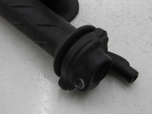 photo de HANDLEBAR GRIP PIAGGIO BEVERLY 125 (1998 - 2005) - Alternative perspective