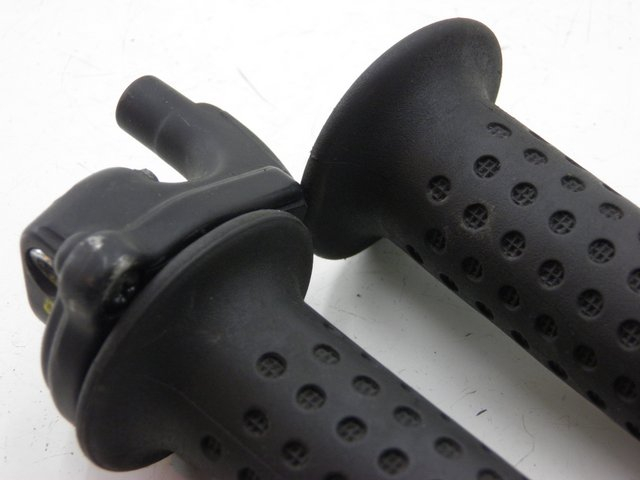 photo de HANDLEBAR GRIP PIAGGIO MP3 125 (2006 - 2014) - Alternative perspective