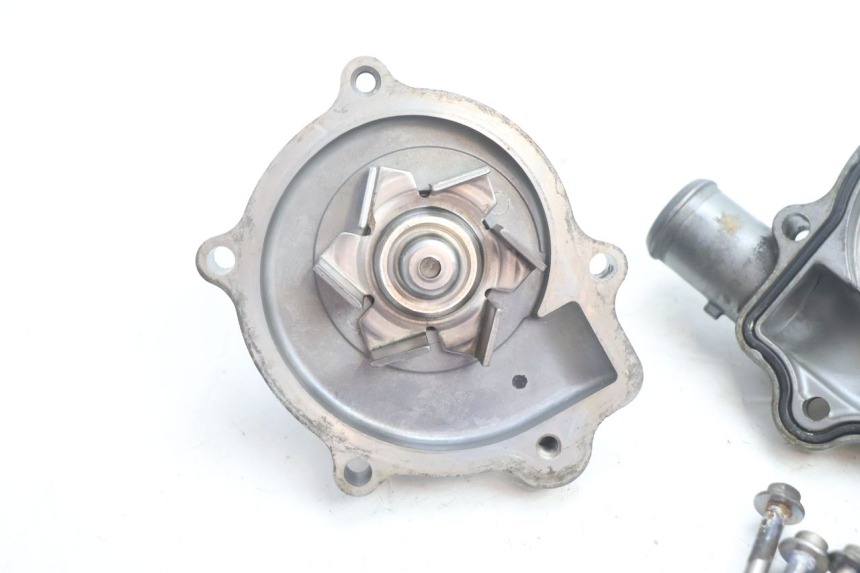 photo de WATER PUMP YAMAHA FJR 1300 (2001 - 2005) - Fixing points details