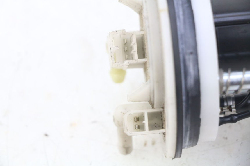 photo de FUEL PUMP PEUGEOT SATELIS COMPRESSOR K15 125 (2006 - 2009) - Fixing points details