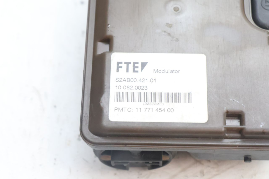 photo de ABS PUMP PEUGEOT SATELIS 125 (2006 - 2009) - Surface and material condition