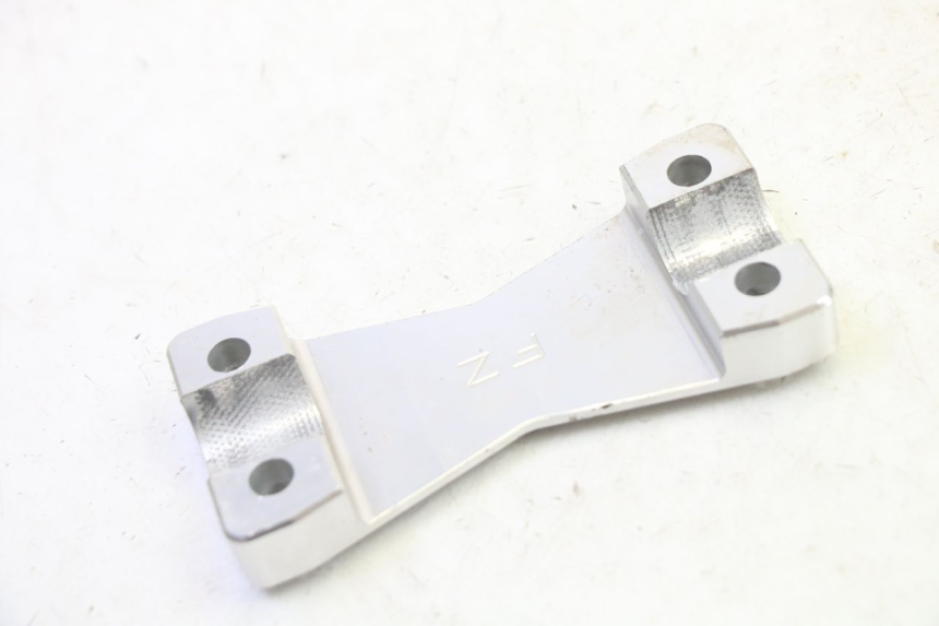 photo de HANDLEBAR CLAMP YAMAHA FZ6 N FAZER 600 (2004 - 2006) - Alternative perspective
