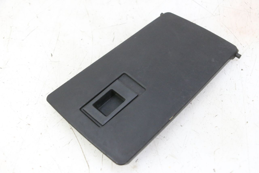 photo de GLOVE BOX DOOR PEUGEOT CITYSTAR 50 (2013 - 2017) - Zoom on usage condition