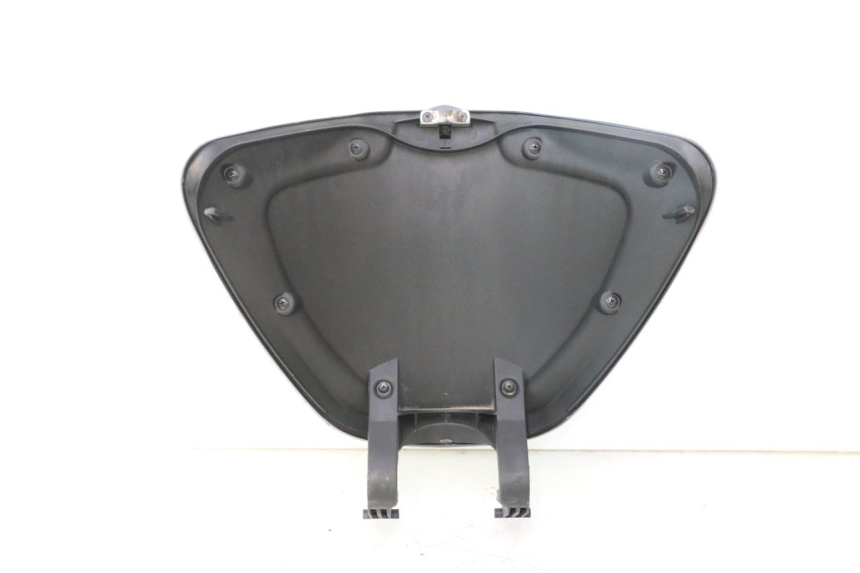 photo de GLOVEBOX DOOR PIAGGIO LIBERTY IGET 4T 50 (2021 - 2025) - Fixing points details