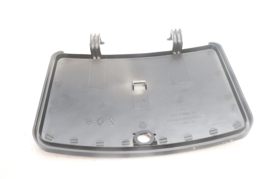 photo de GLOVE BOX DOOR KYMCO LIKE 125 (2009 - 2016) - Technical close-up