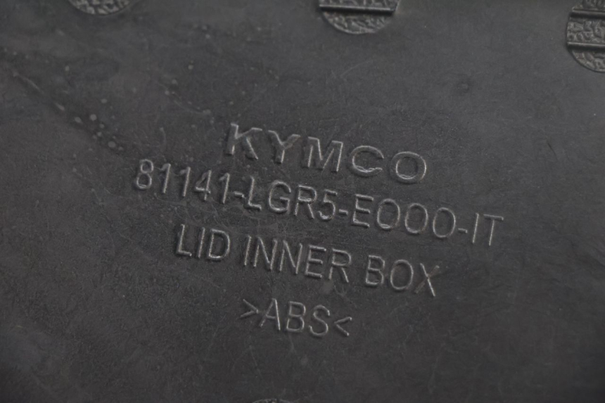 photo de GLOVE BOX DOOR KYMCO LIKE 125 (2009 - 2016) - Fixing points details