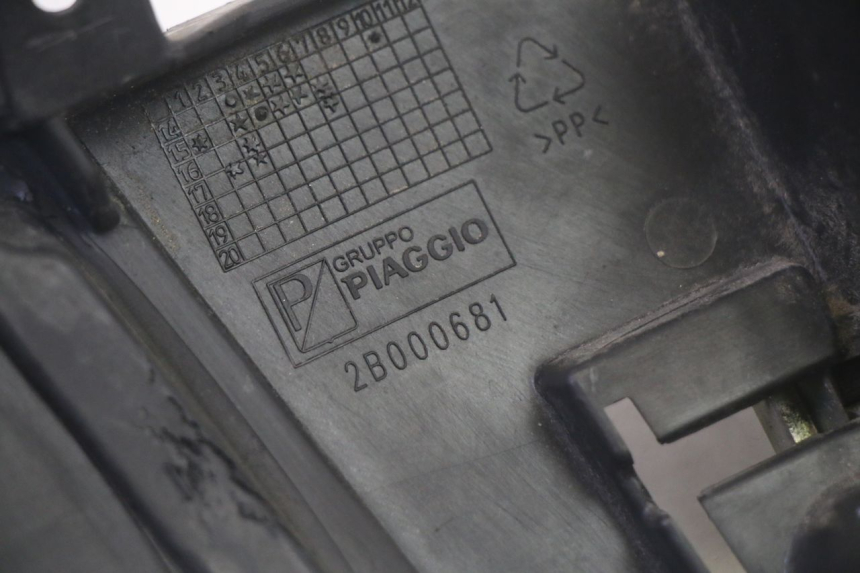 photo de GLOVEBOX DOOR PIAGGIO MP3 500 (2016 - 2018) - Fixing points details