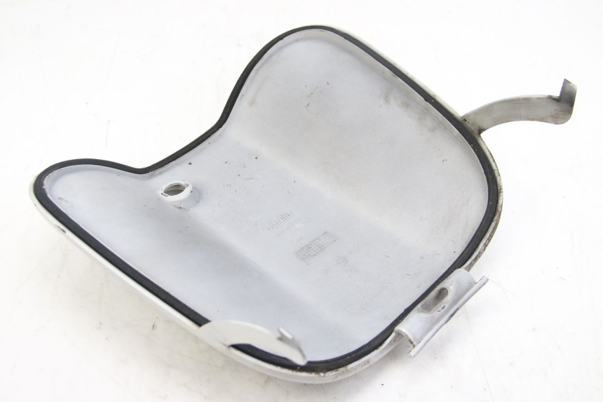 photo de GLOVE BOX DOOR APRILIA SCARABEO 4T 50 (2009 - 2017) - Fixing points details