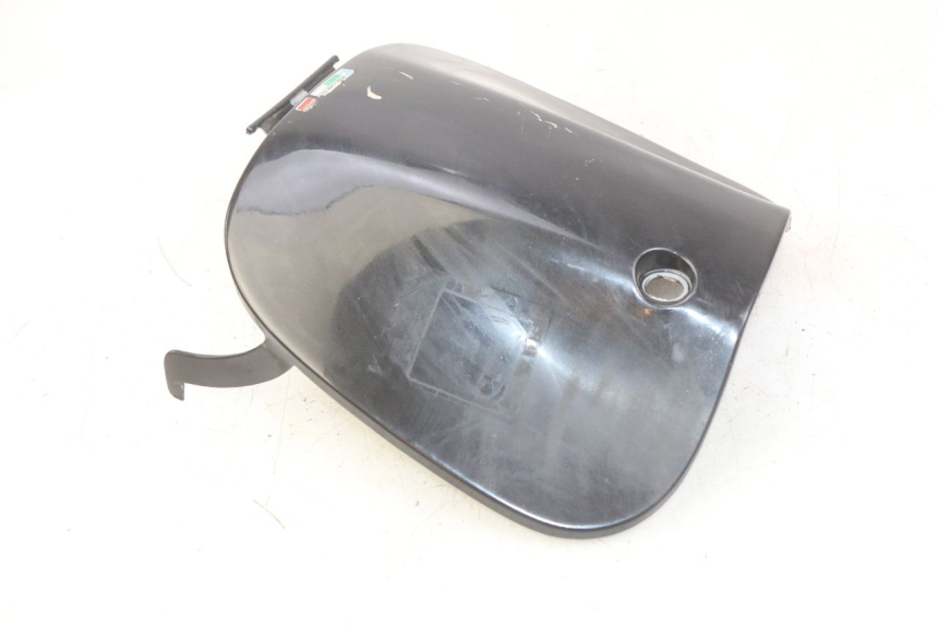 photo de GLOVE BOX DOOR APRILIA SCARABEO 100 (2003 - 2012) - Technical close-up