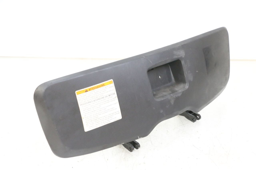 photo de GLOVE BOX DOOR SUZUKI BURGMAN 125 (2007 - 2014) - Technical close-up