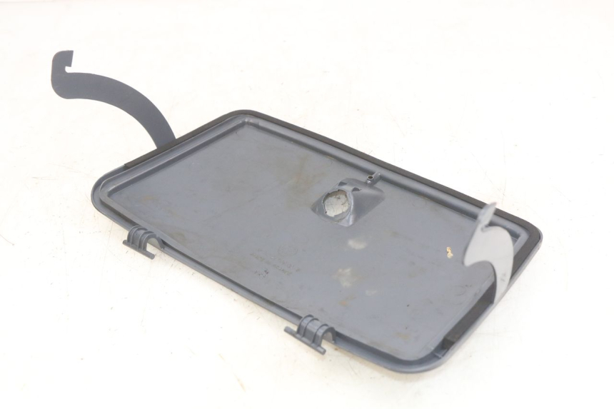 photo de GLOVE BOX DOOR PEUGEOT SV 125 (1991 - 1994) - Zoom on usage condition