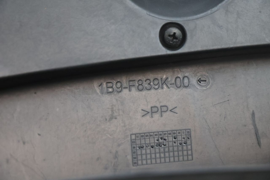 photo de GLOVE BOX DOOR YAMAHA XMAX X-MAX 125 (2006 - 2009) - Surface and material condition