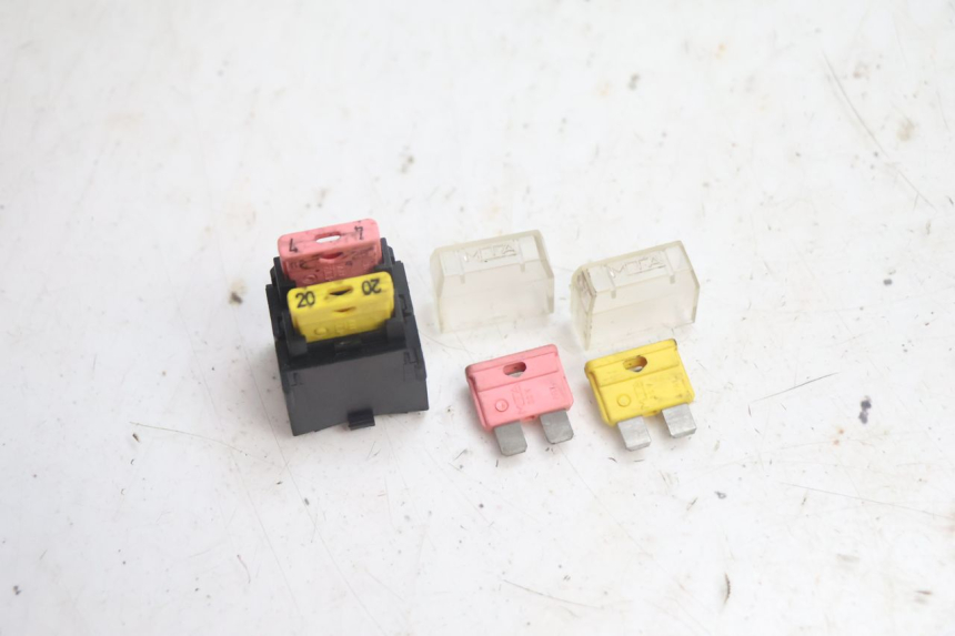photo de FUSE BOX YAMAHA YP MAJESTY 125 (2002 - 2006) - Component detail