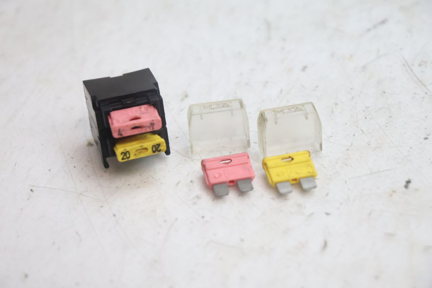photo de FUSE BOX YAMAHA YP MAJESTY 125 (2002 - 2006) - Zoom on usage condition