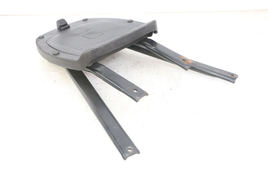 photo de LUGGAGE RACK PEUGEOT ELYSEO 125 (1999 - 2004) - Fixing points details