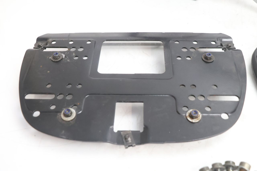 photo de LUGGAGE RACK YAMAHA FJR 1300 (2001 - 2005) - Fixing points details