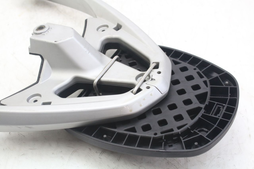 photo de LUGGAGE RACK PEUGEOT GEOPOLIS RS 125 (2007 - 2009) - Fixing points details