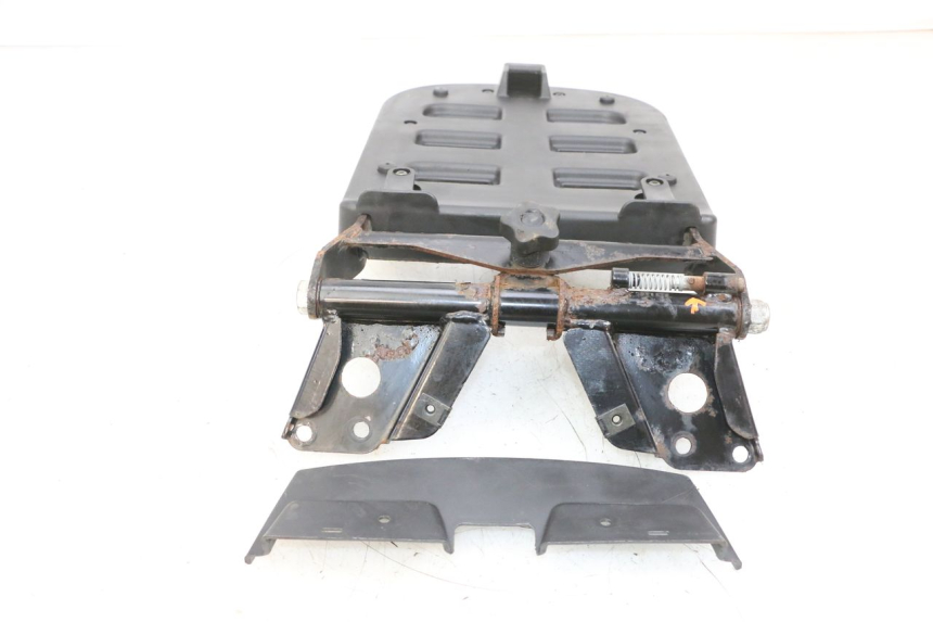 photo de LUGGAGE RACK PIAGGIO MP3 RL 250 (2006 - 2010) - Technical close-up
