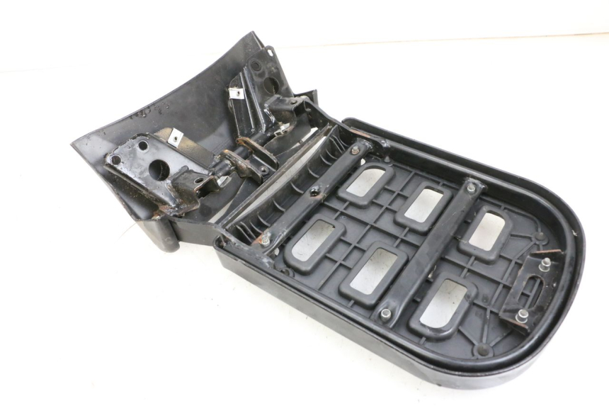 photo de LUGGAGE RACK PIAGGIO MP3 RL 250 (2006 - 2010) - Fixing points details