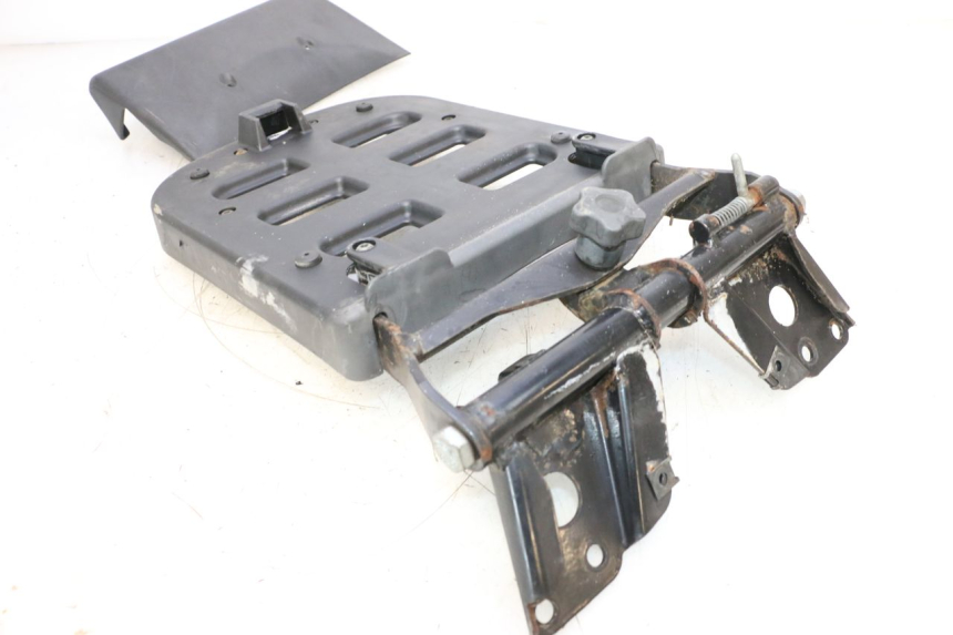 photo de LUGGAGE RACK PIAGGIO MP3 125 (2006 - 2014) - Fixing points details