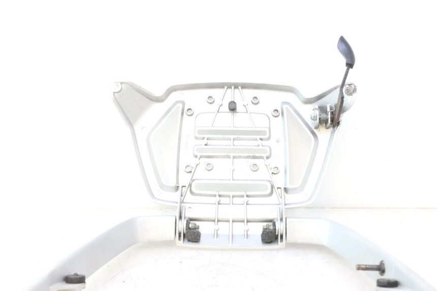 photo de LUGGAGE RACK PEUGEOT SATELIS 125 (2013 - 2018) - Zoom on usage condition