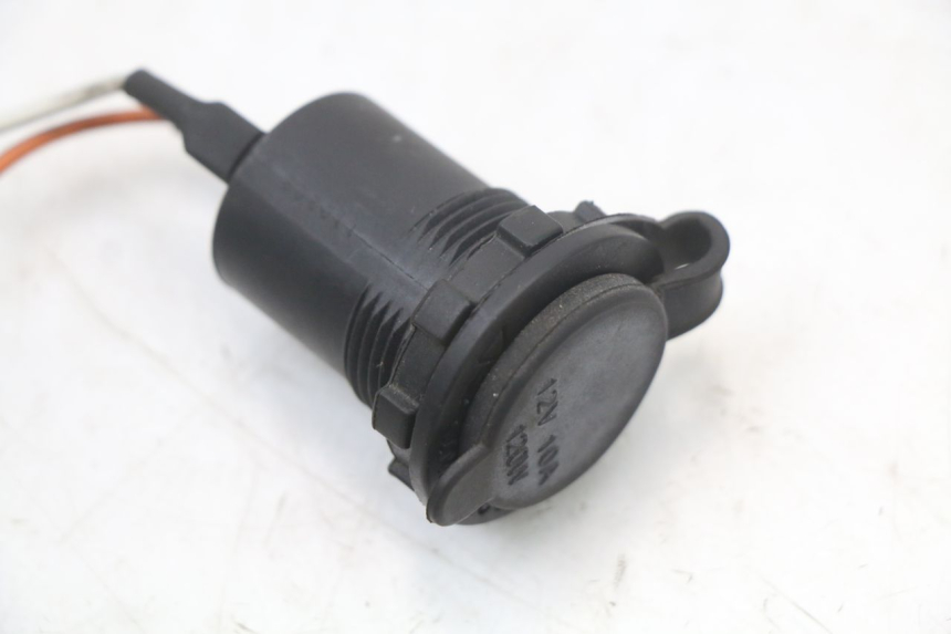 photo de Cigarette lighter socket KYMCO DINK STREET ABS 125 (2011 - 2018) - Zoom on usage condition