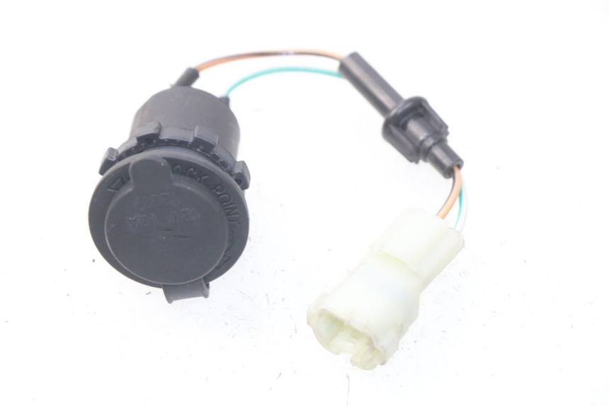 photo de CIGARETTE LIGHTER SOCKET KYMCO DINK STREET 125 (2009 - 2014) - Alternative perspective