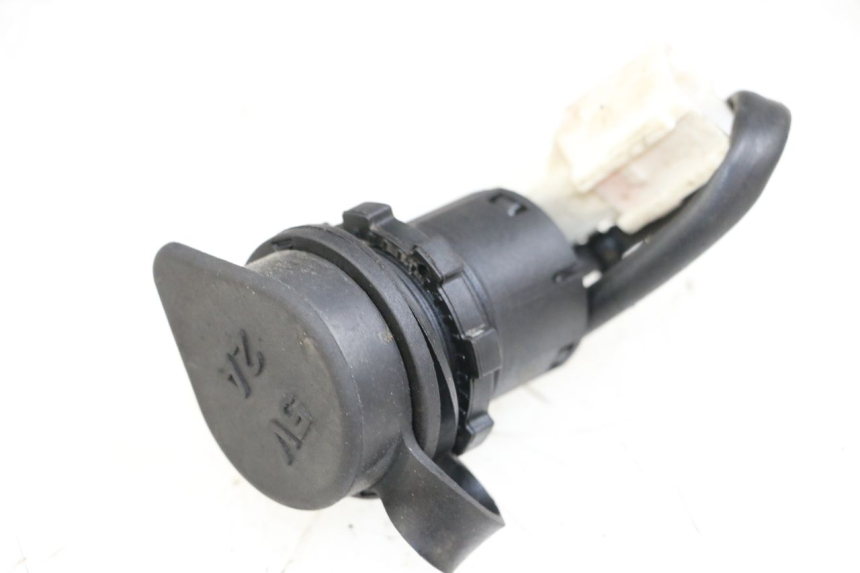 photo de CIGARETTE LIGHTER SOCKET SYM JET 14 4T 50 (2018 - 2022) - Zoom on usage condition