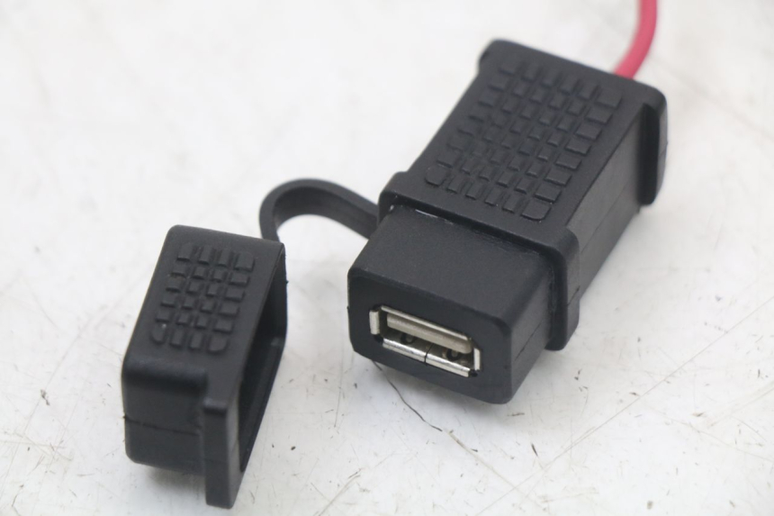 photo de CIGAR LIGHTER SOCKET PIAGGIO MP3 HPE 350 (2018 - 2020) - Zoom on usage condition