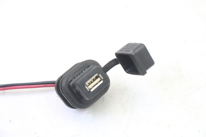 photo de CIGAR LIGHTER SOCKET PIAGGIO MP3 HPE 310 (2024 - 2025) - Zoom on usage condition