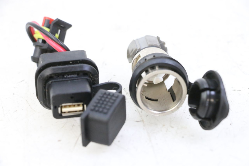 photo de CIGAR LIGHTER SOCKET PIAGGIO MP3 500 (2014 - 2017) - Alternative perspective