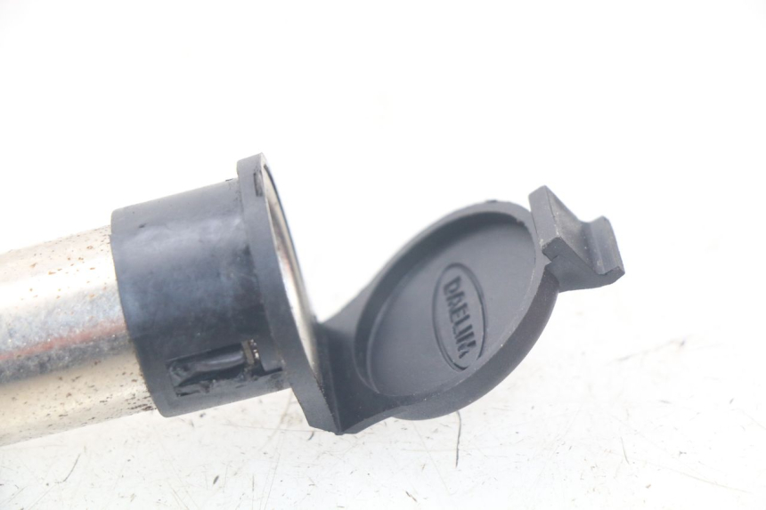 photo de CIGAR LIGHTER SOCKET DAELIM S2 FI 125 (2008 - 2017) - Zoom on usage condition