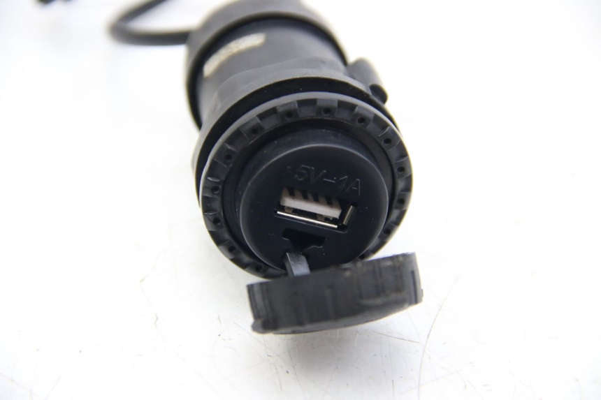 photo de CIGARETTE LIGHTER SOCKET LVNENG S5 1 (2019 - 2023) - Component detail