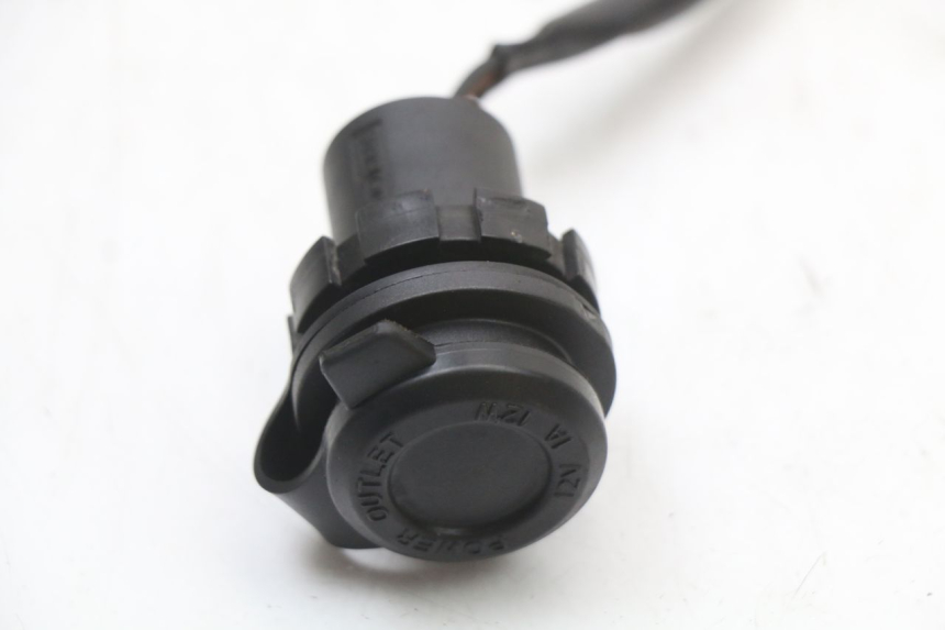 photo de CIGARETTE LIGHTER SOCKET YAMAHA XMAX X-MAX ABS 125 (2017 - 2020) - Technical close-up