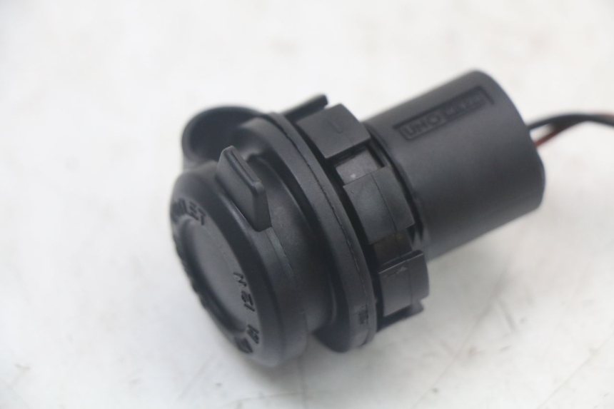 photo de CIGARETTE LIGHTER SOCKET YAMAHA XMAX X-MAX ABS 125 (2017 - 2020) - Alternative perspective