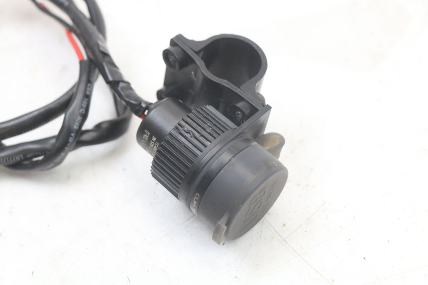 photo de CIGAR LIGHTER SOCKET YAMAHA FZ1 FAZER 1000 (2007 - 2009) - Zoom on usage condition